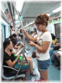 北京の地下鉄でもスマートフォンユーザーが増えてきた