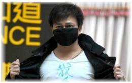 サイン会での発言を禁じられ、黒いマスクで無言の抵抗を示す李承鵬氏