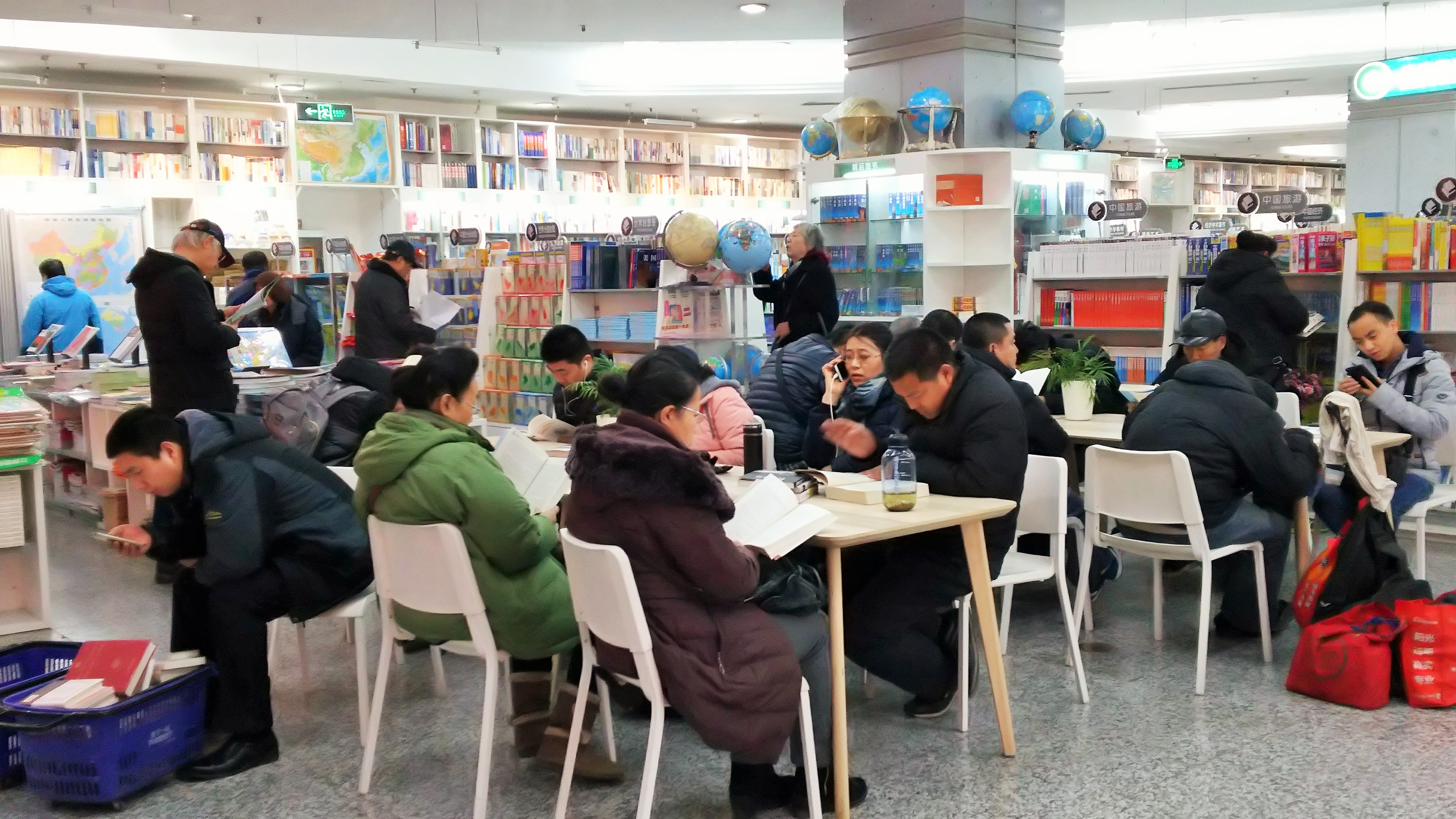 北京図書大廈の読書コーナー
