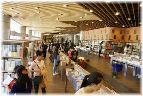 24時間営業の三聯書店店内