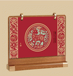 瑞羊盈門（精品原木架臺曆）