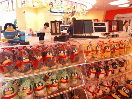 騰訊のマスコットキャラクターのペンギンのグッズが並んだお店だ